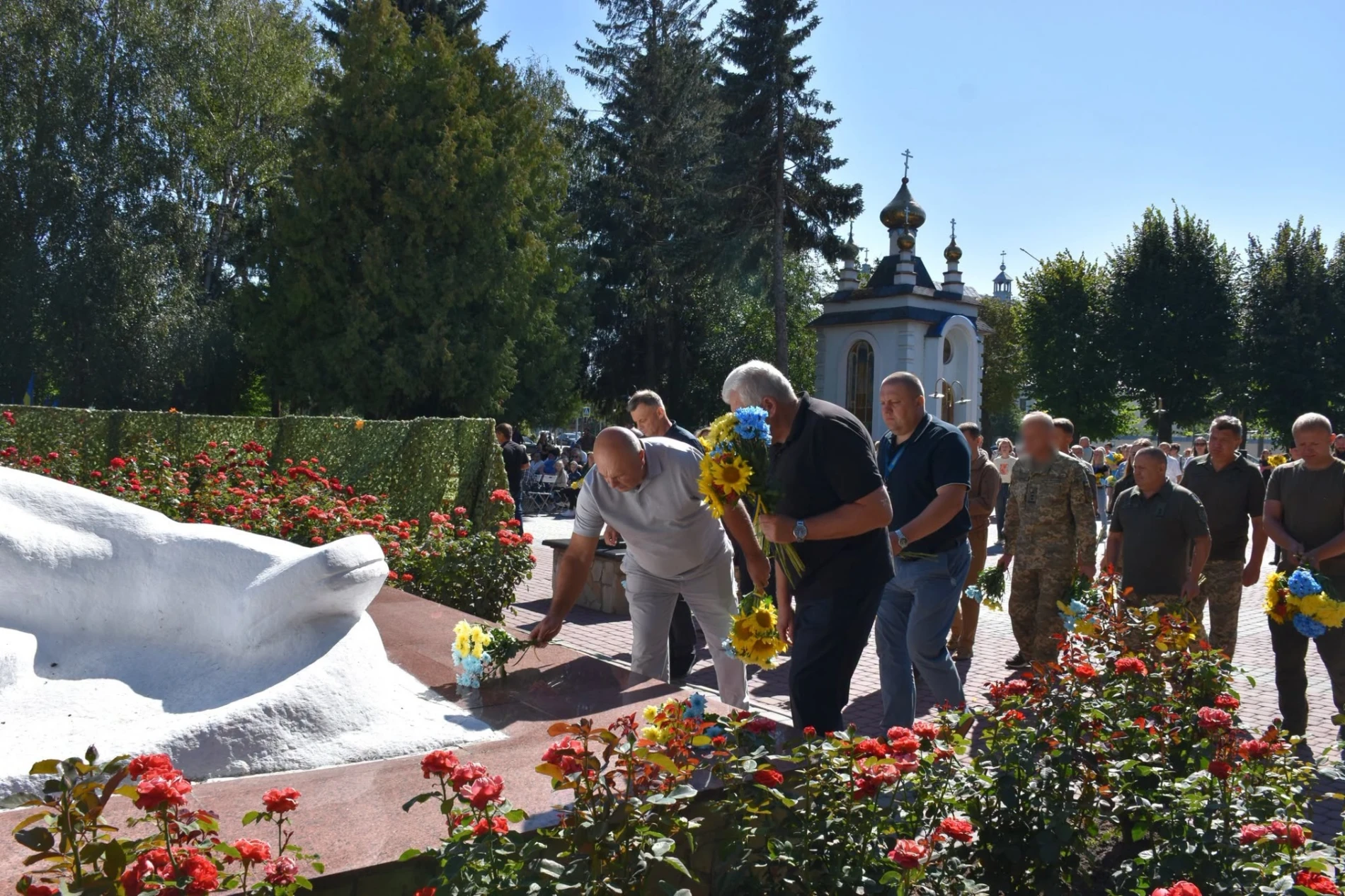 Імена на грудях, свічки в руках: Старокостянтинів вшанував полеглих Захисників
