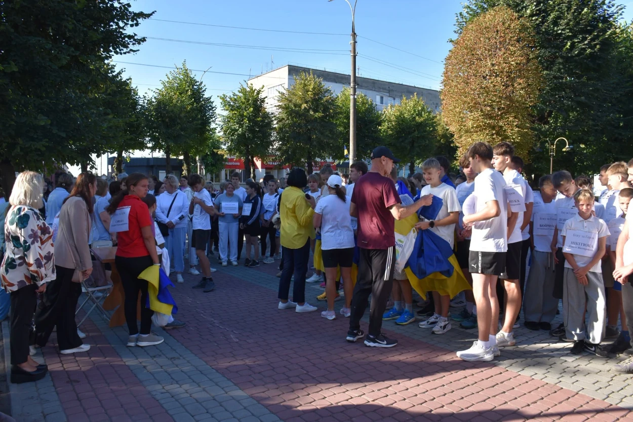 Імена на грудях, свічки в руках: Старокостянтинів вшанував полеглих Захисників