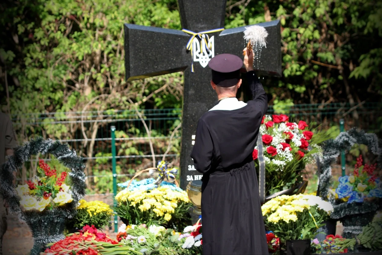 У Старокостянтинівській громаді відкрили меморіал загиблим воїнам 7-ї бригади тактичної авіації