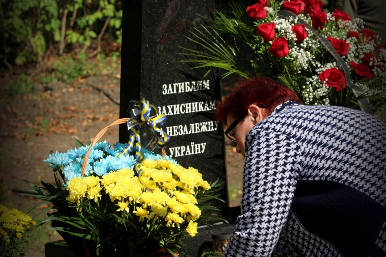 У Старокостянтинівській громаді відкрили меморіал загиблим воїнам 7-ї бригади тактичної авіації