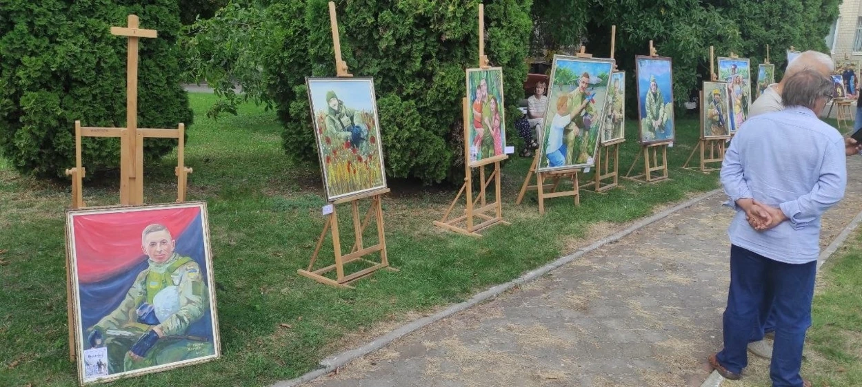У Старокостянтинові до Дня Незалежності показали понад 60 картин Героїв—попереду масштабна виставка