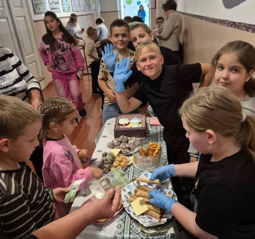 Разом до Перемоги: у Пашковецькому НВК зібрали 12 250 гривень для Захисників
