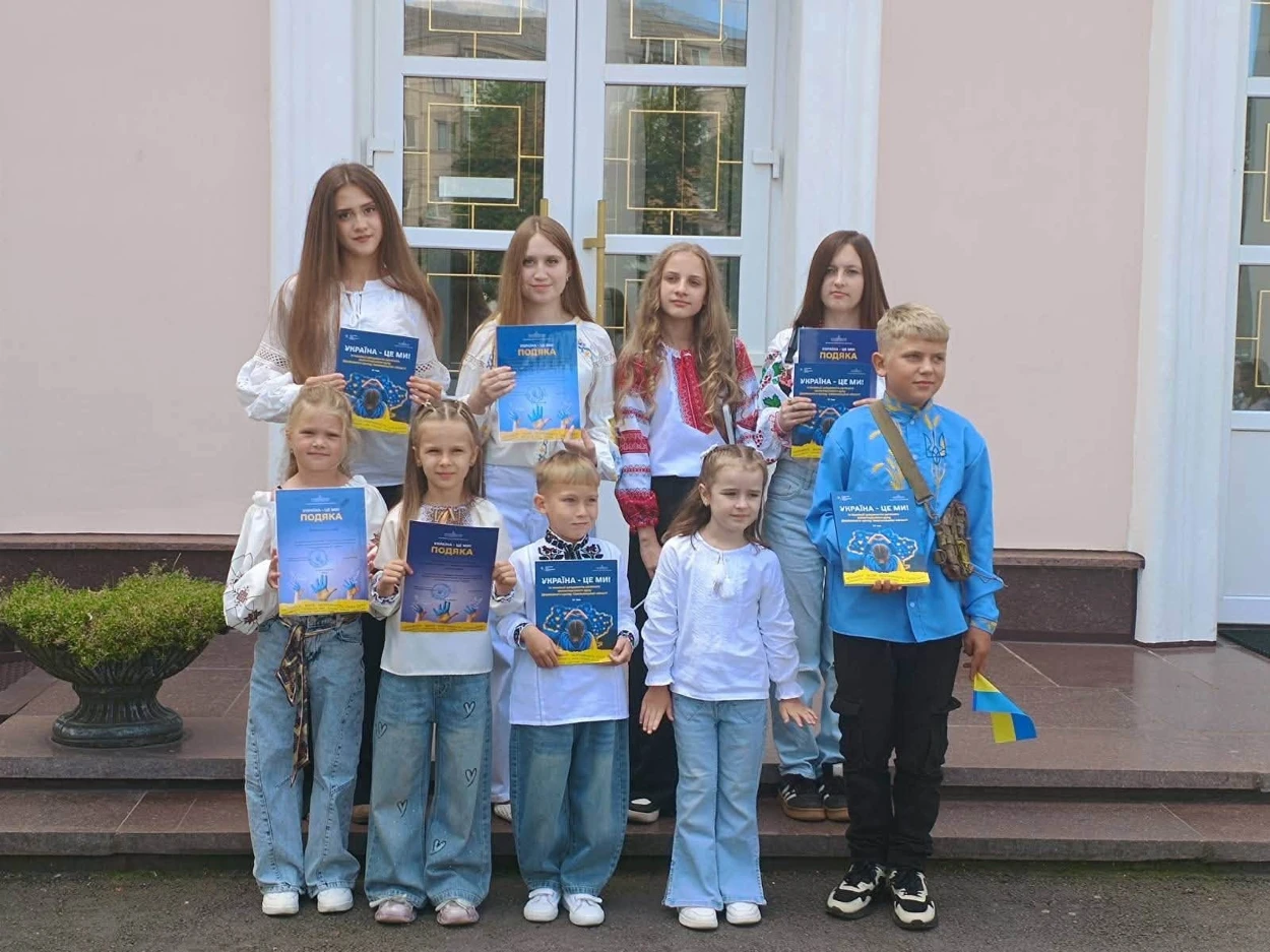 Учні Старокостянтинівського НВК — серед волонтерів, чиї історії увійшли до книги «Україна — це ми!»