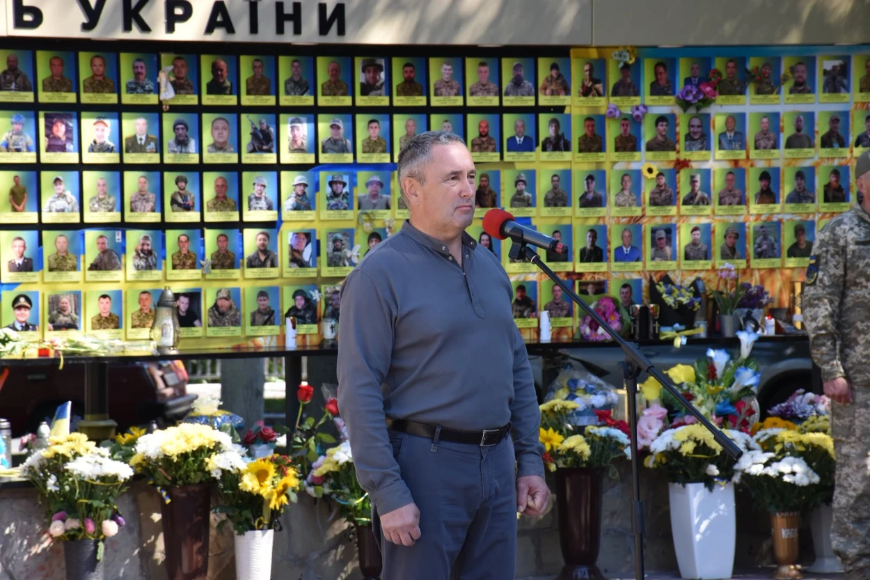 Імена на грудях, свічки в руках: Старокостянтинів вшанував полеглих Захисників