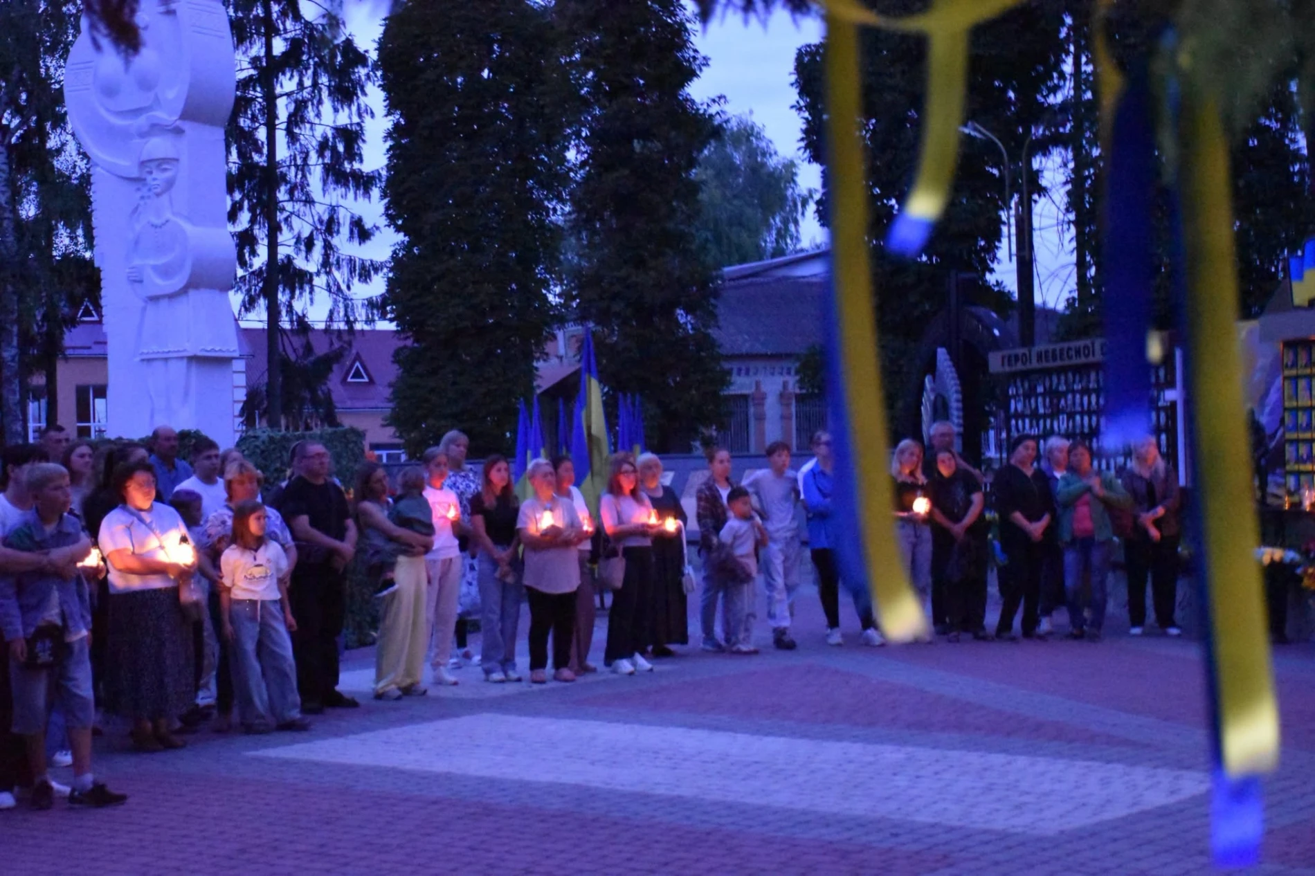 Імена на грудях, свічки в руках: Старокостянтинів вшанував полеглих Захисників