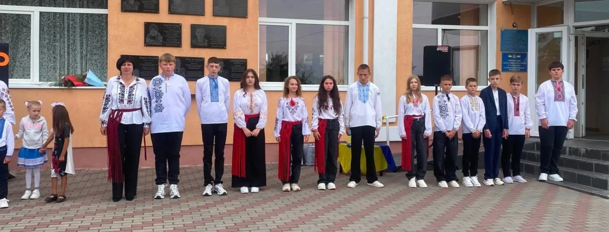 Учнівська мода: як одягнулися школярі Старокостянтинівщини на свято Першого дзвоника