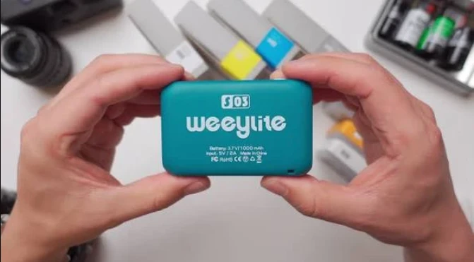 Ультракомпактна світлодіодна панель Viltrox Weeylite S03 синього кольору в руках оператора з гладкою задньою кришкою без інформаційного дисплея