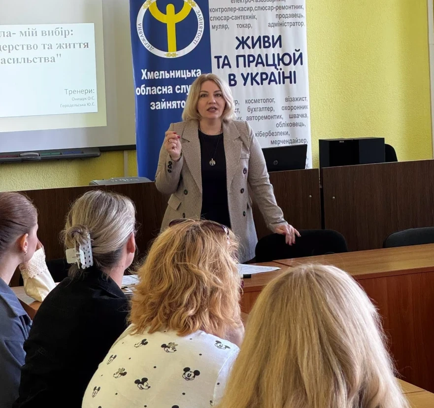 Новини Старокостянтинівщини: про волонтерок на міжнародній асамблеї, жіноче лідерство, інвестиції
