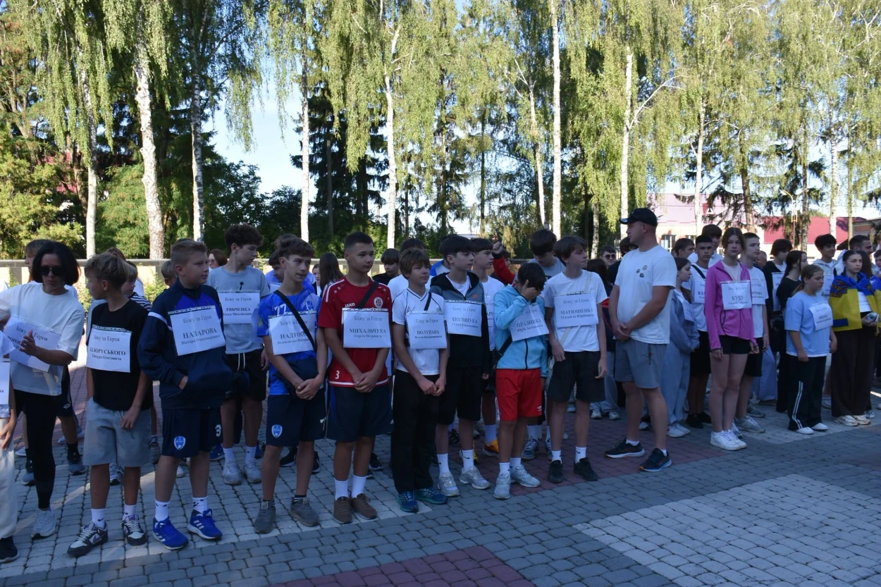 Імена на грудях, свічки в руках: Старокостянтинів вшанував полеглих Захисників
