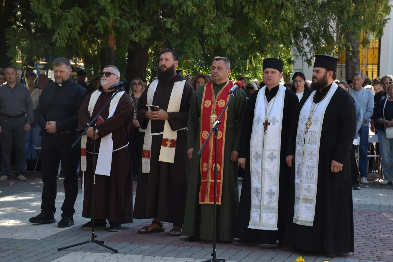 Імена на грудях, свічки в руках: Старокостянтинів вшанував полеглих Захисників