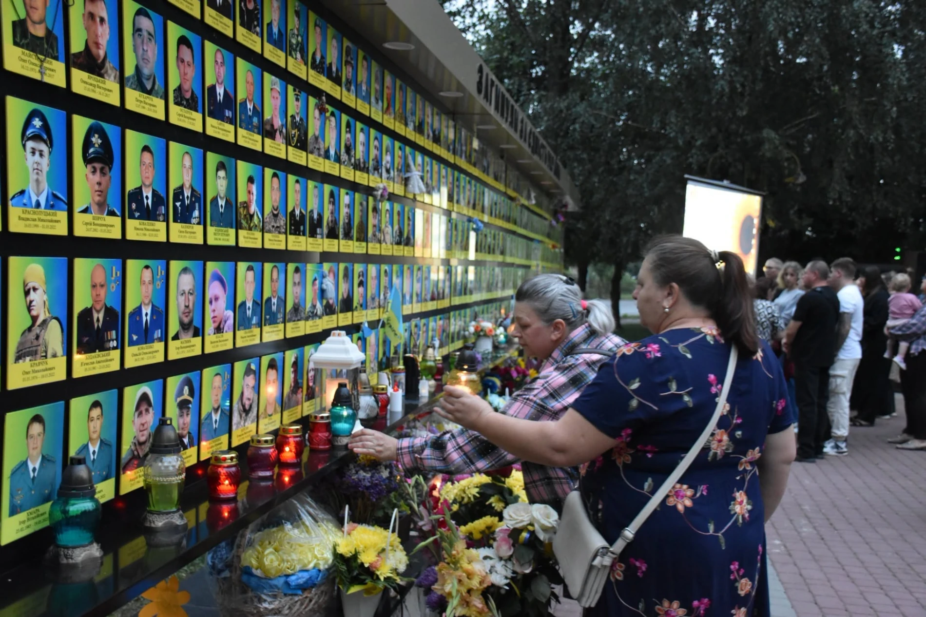 Імена на грудях, свічки в руках: Старокостянтинів вшанував полеглих Захисників