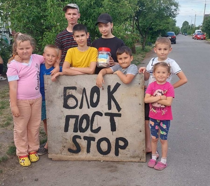 Маленькі волонтери з вулиці Свобода і далі продовжують збирати кошти і допомагають воїнам та переселенцям