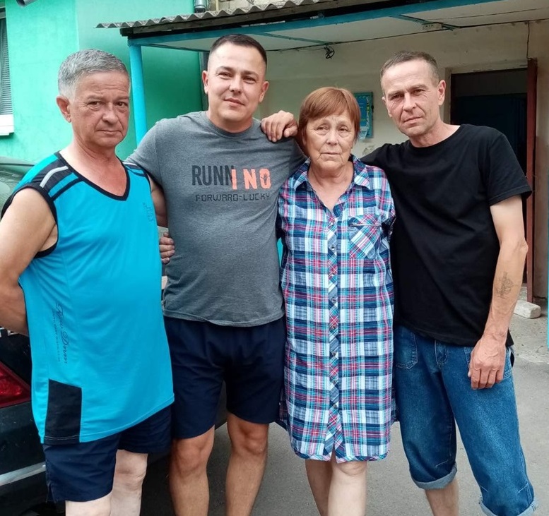 Останнє фото Володимира з батьками і братом 