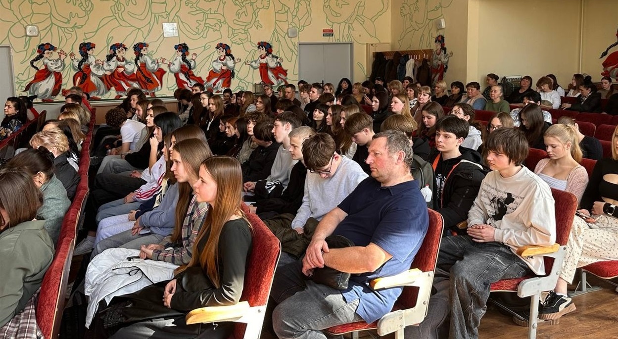 Пісні, поезія і підтримка захисників: у Старокостянтинівському НВК відбувся концерт волонтерів