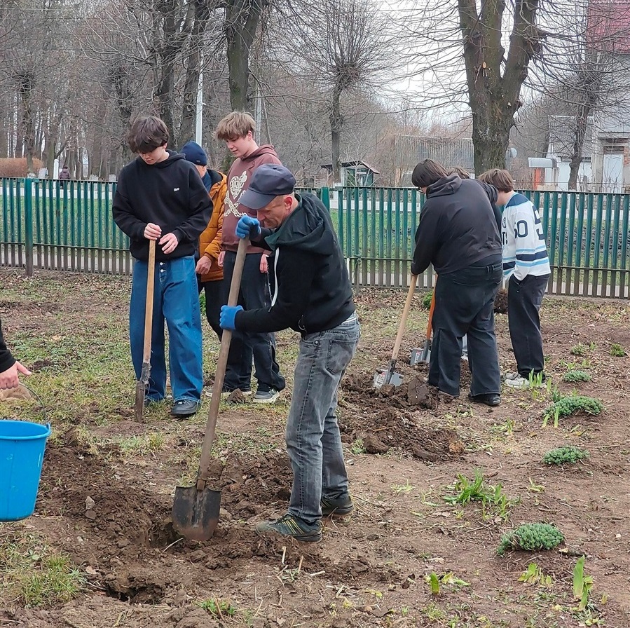 На честь випускника-воїна у ліцеї ім. М.С. Рудяка створили Алею пам'яті