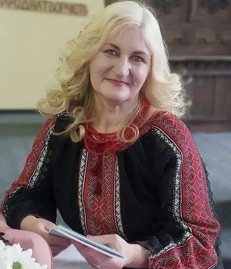 Поетеса Світлана Мілімук так підписал своє фото: "БУДЬМО УКРАЇНЦЯМИ - НЕ ЛИШЕ У ДЕНЬ ВИШИВАНКИ!"
