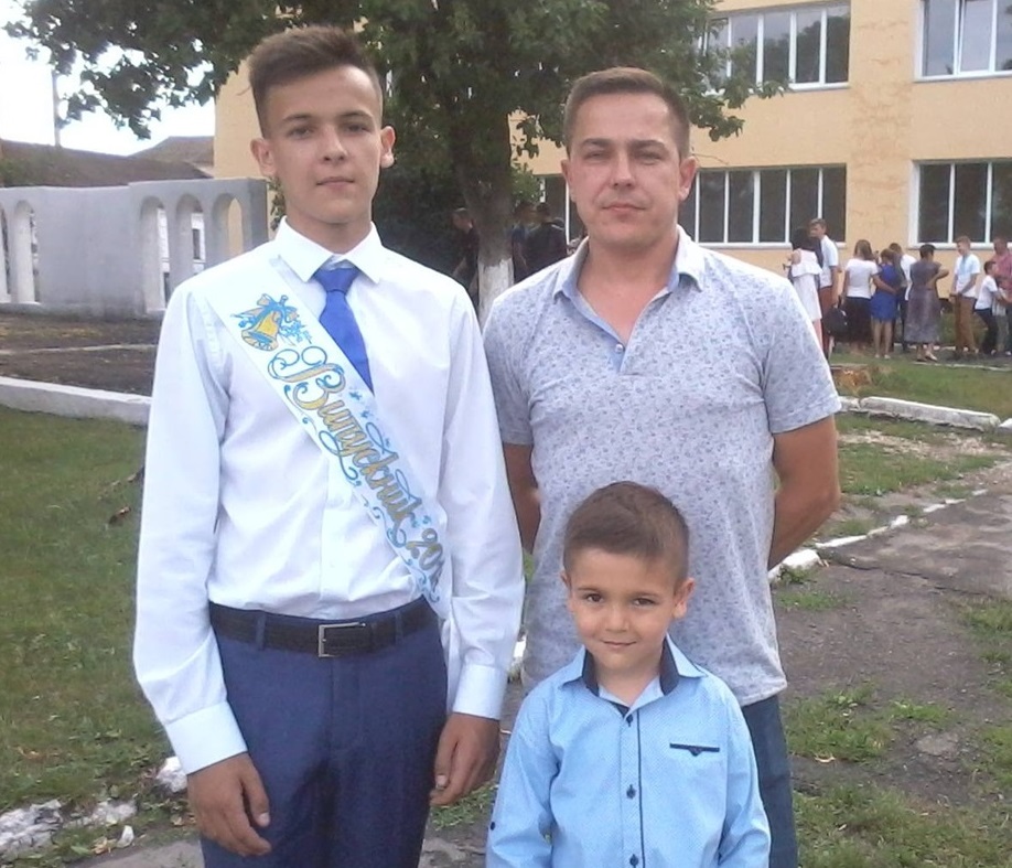 Володимир з синами на випускному старшого сина