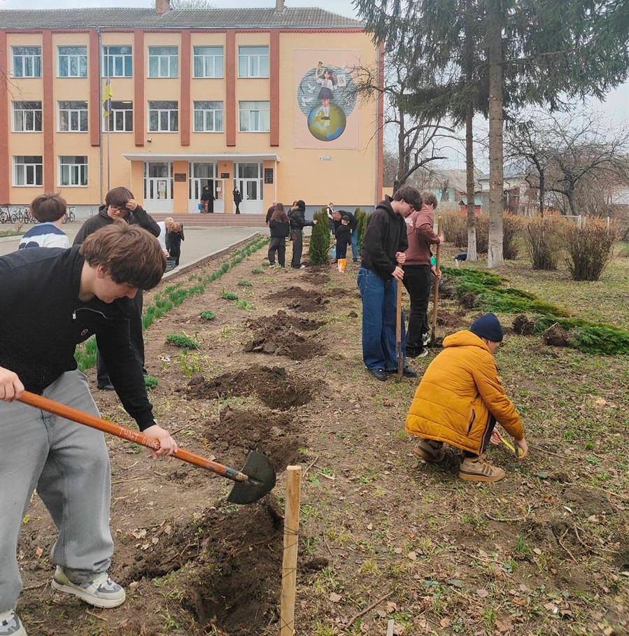 На честь випускника-воїна у ліцеї ім. М.С. Рудяка створили Алею пам'яті