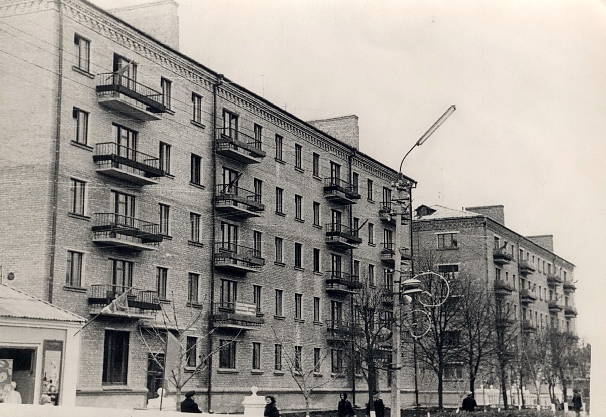 Будинок на головній вулиці міста, де на першому поверсі на початку 70-х років був магазин іграшок.