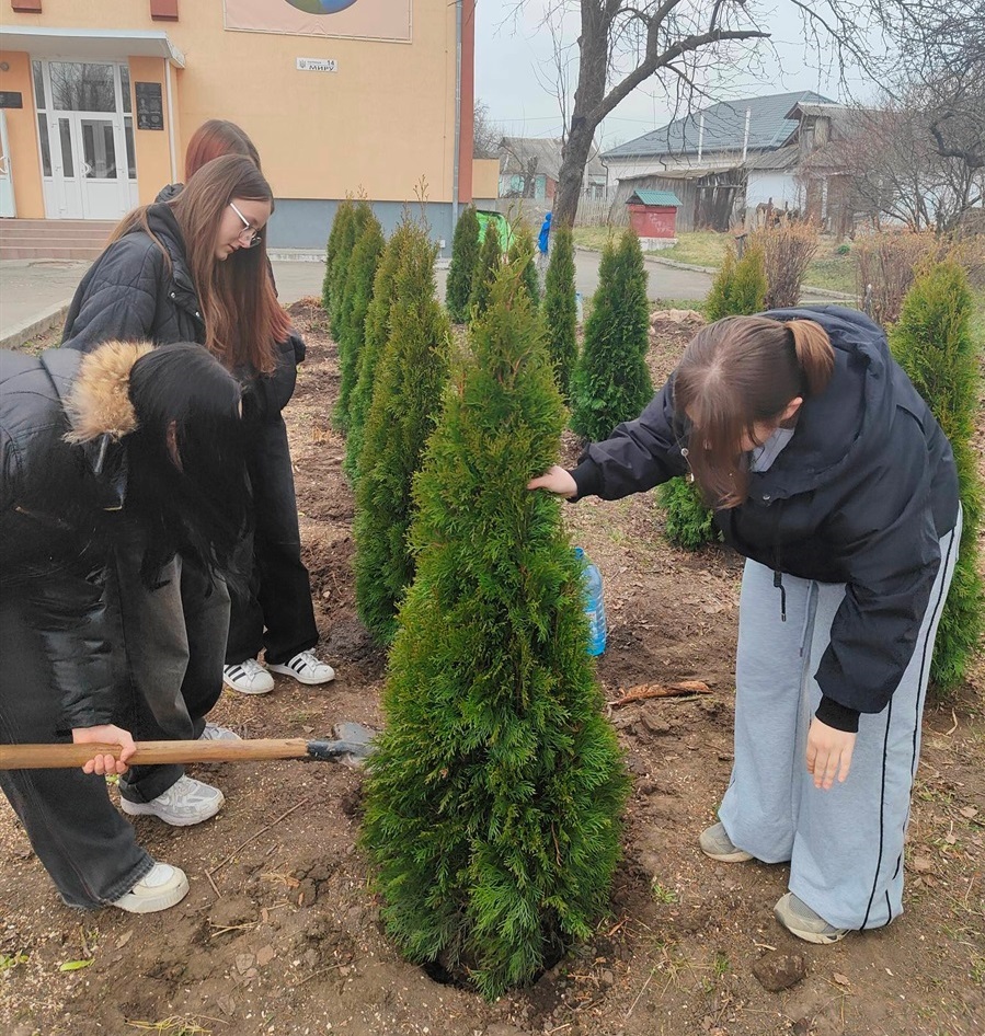 На честь випускника-воїна у ліцеї ім. М.С. Рудяка створили Алею пам'яті