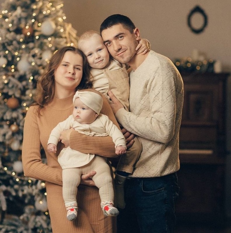 Подружжя Семенюків з сином і донькою