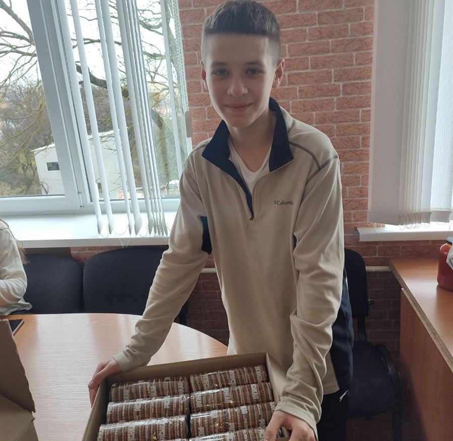 Грудень диво-справ: як діти Старокостянтинівської громади об'єдналися заради підтримки ЗСУ