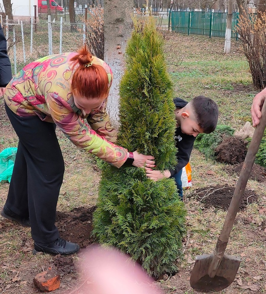 На честь випускника-воїна у ліцеї ім. М.С. Рудяка створили Алею пам'яті