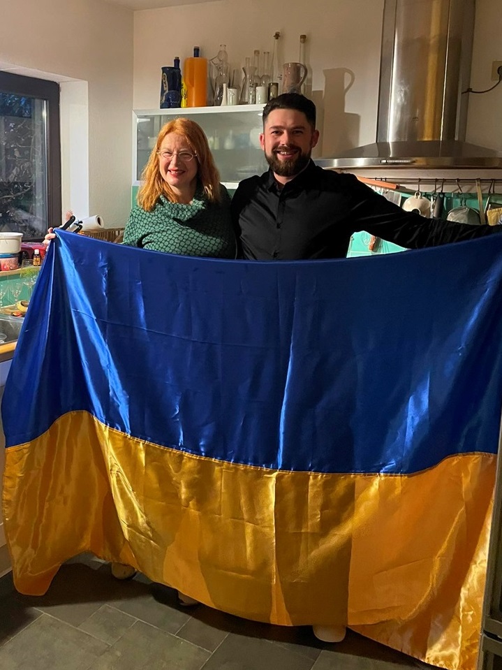 Воїн подарував Естер український прапор