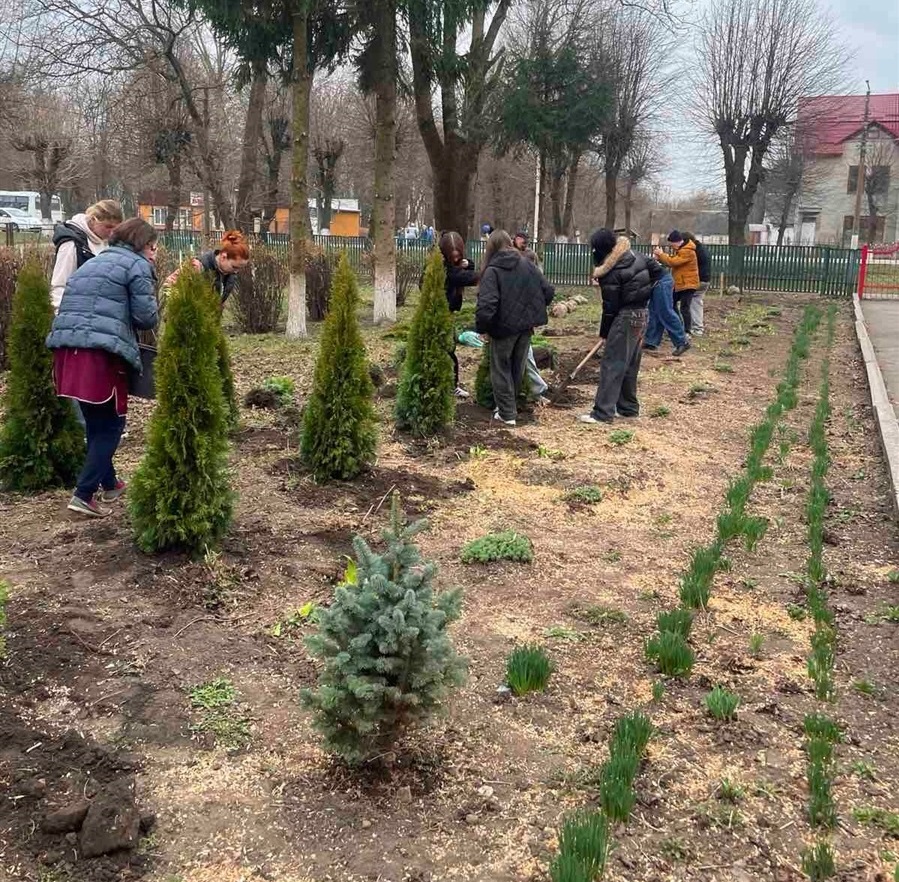 На честь випускника-воїна у ліцеї ім. М.С. Рудяка створили Алею пам'яті