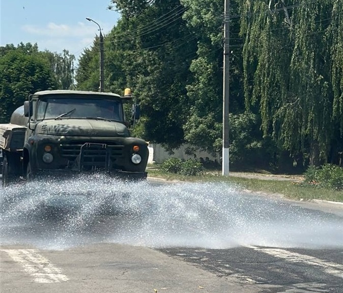 Як у Старокостянтинові рятують місто від спеки: щоденний полив вулиць, дерев і квітів