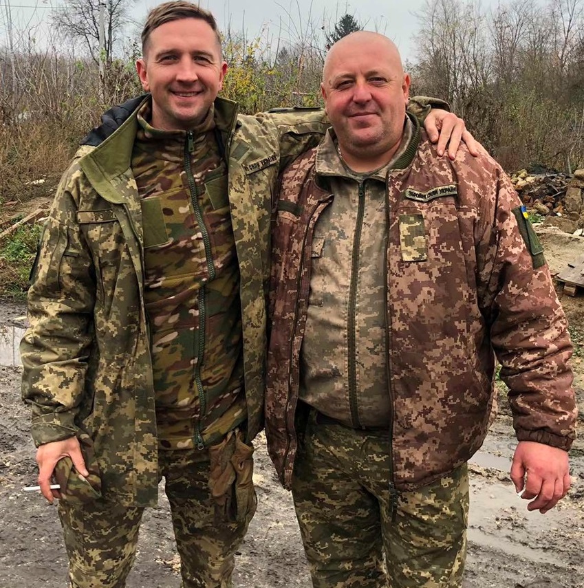 Дмитро з кухарем підрозділу. Каже, у дяді Валєри все смачно наче у мами