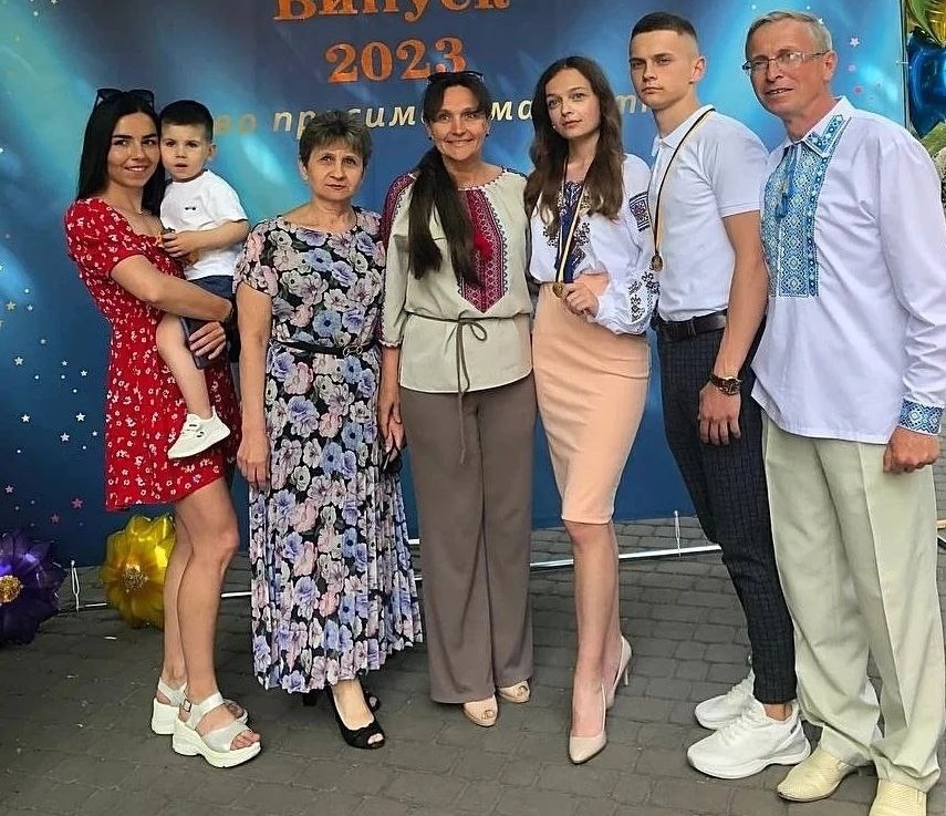 Каріна з синочком в колі родичів зі Старкона, у яких  жили перший час