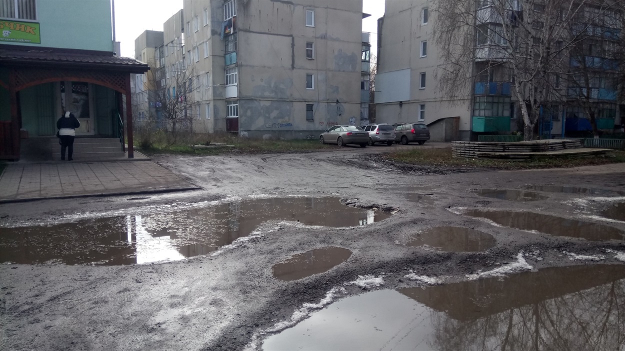 Величезні калюжі після дощу у Індійському