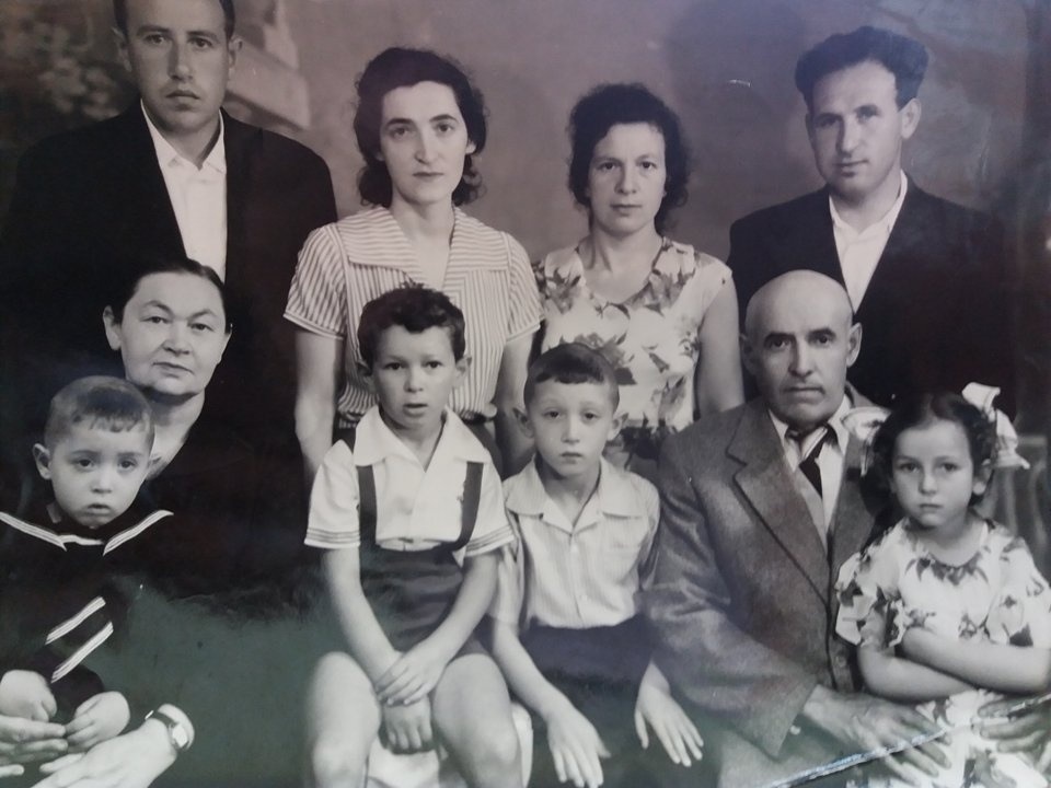 Раїса Рудман з чоловіком, дітьми й родиною.