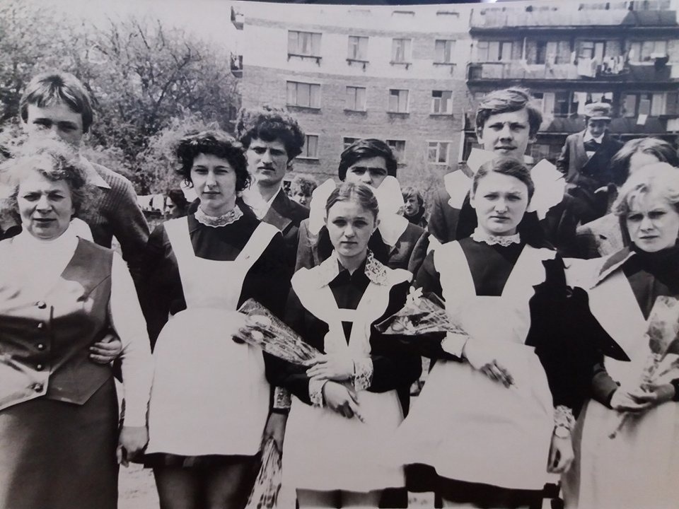 У вчителя цілі альбоми фото з учнями.