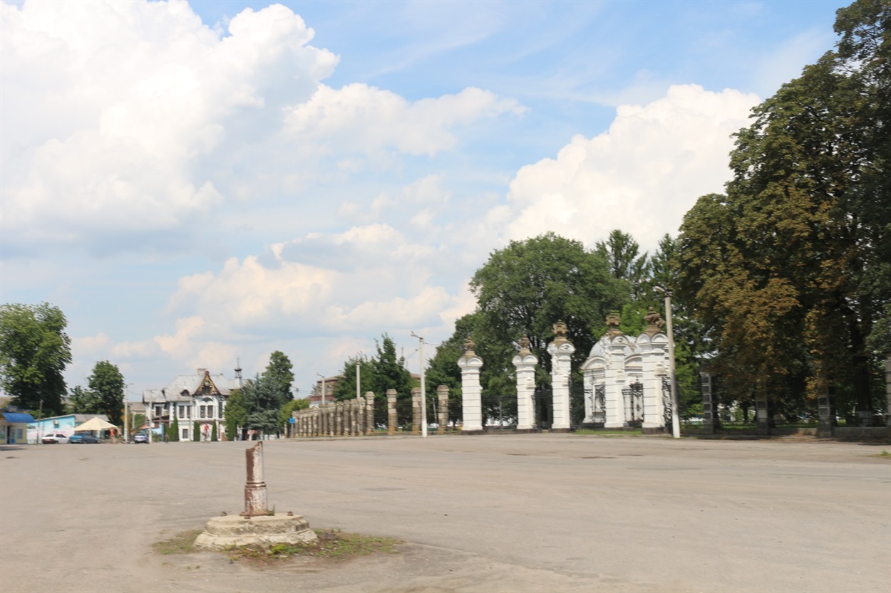 Головна площа Антонін перед резиденцією Потоцьких