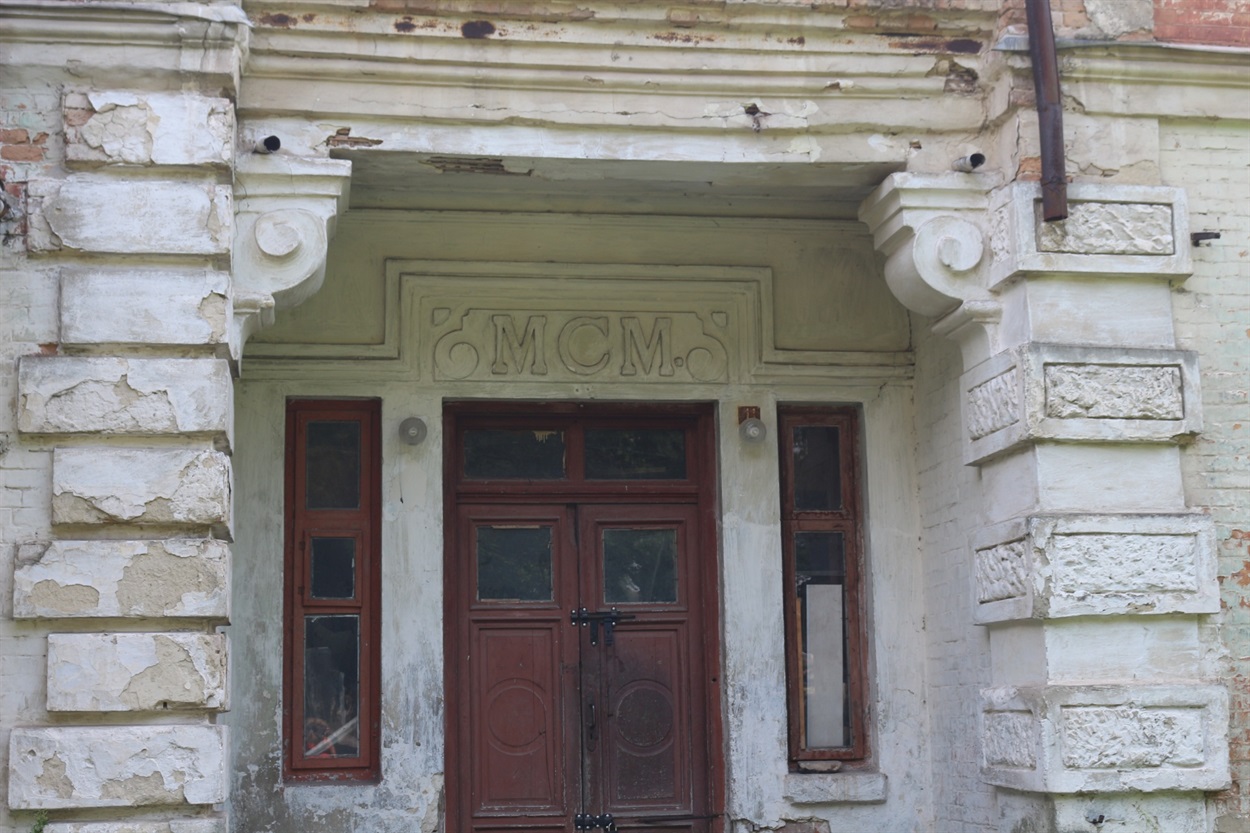 У віллі над ставом було казино