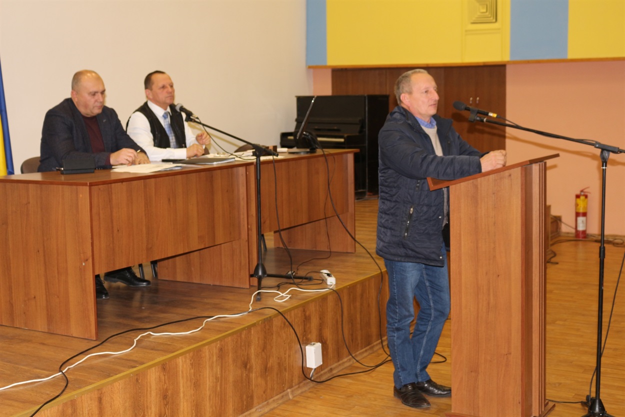 Про необхідність об'єднання із Старокостянтиновом говорив сільський голова з села Росолівці.