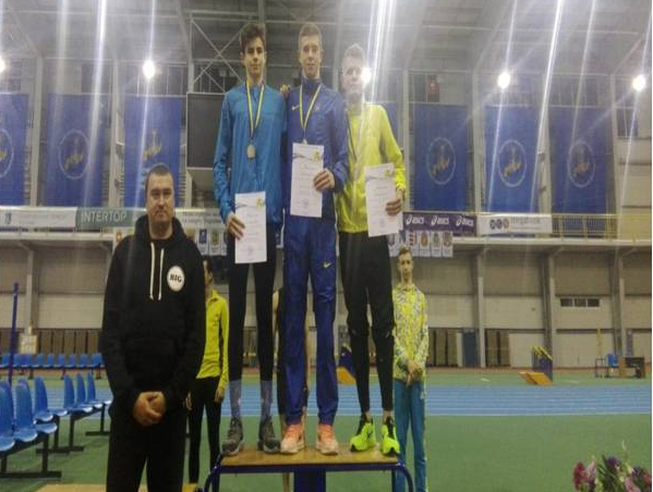 Дмитро Козачук на переможному п'єдесталі чемпіонату