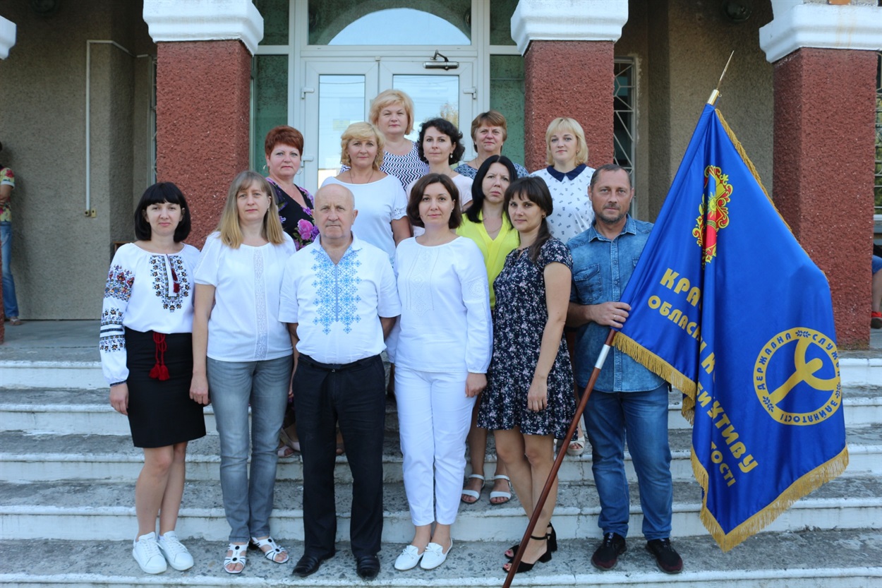 За підсумками роботи 2019 року Старокостянтинівська служба зайнятості нагороджена перехідним Прапором «Кращому колективу обласної служби зайнятості».