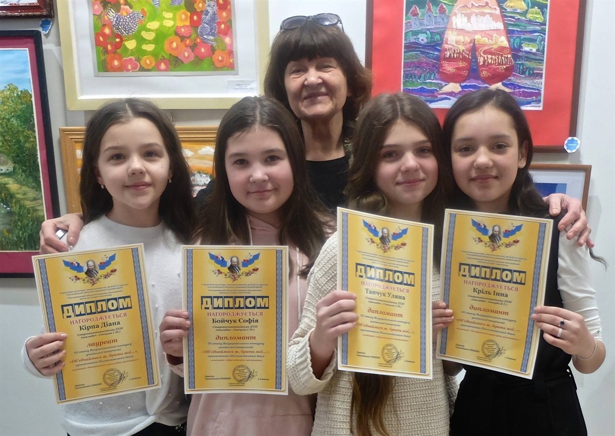 Діана Кірпа, Уляна Танчук, Інна Кріль, Софія Бойчук з викладачкою Ганною Стецькою,