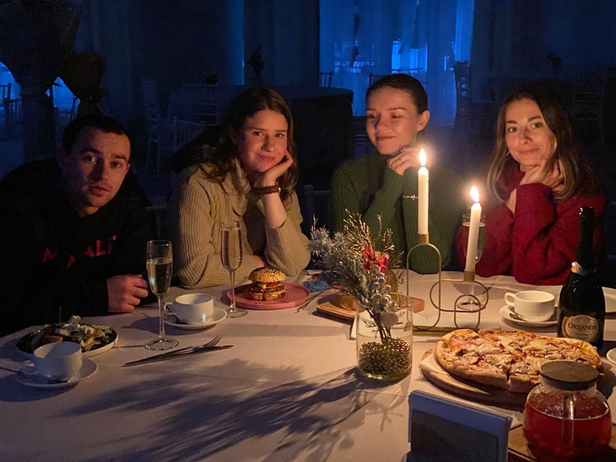 Наталія Бортник з друзями,які підтримують майбутню маму