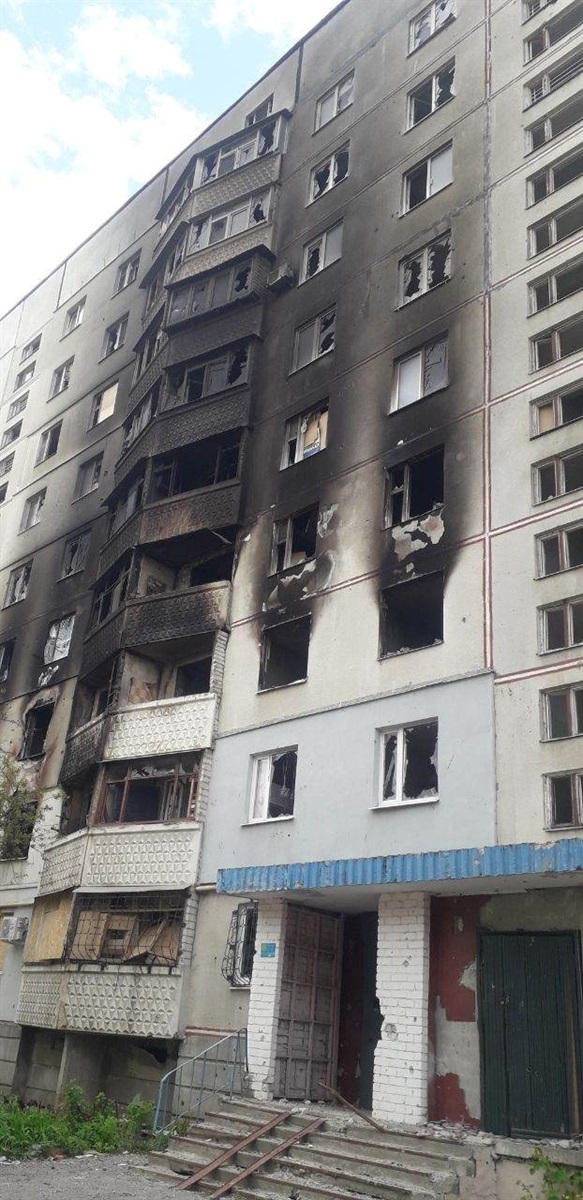 Будинок сім'ї Сердюкових після вибухів зазнав руйнувань, але зараз там залишаються батьки Віри.