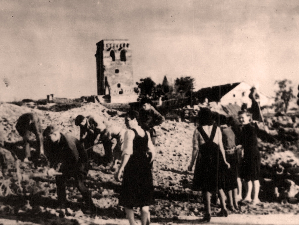 Вціліла вежа на фоні суцільної руйнації міста в 1944 р.