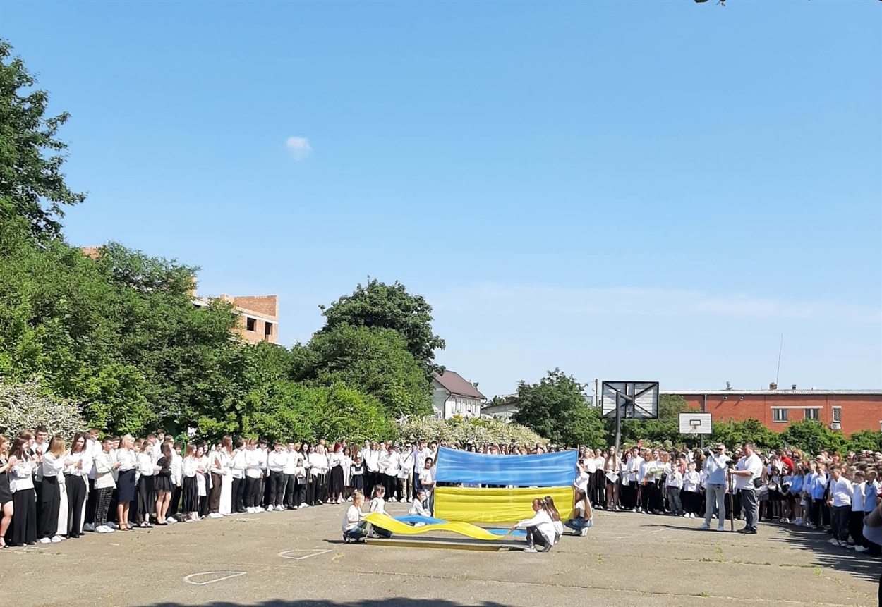 Урочиста лінійка у Старокостянтинівському НВК «Спеціалізована школа І ступеня, гімназія» імені Героя України  С.М. Бондарчука 