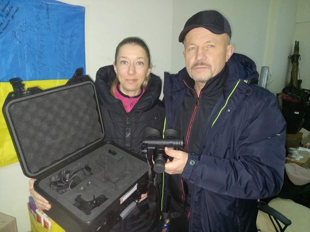 Переселенка Оксана Благодарна допомагає захисникам-захисникам, Сергій Жмурко передав їй бінокуляр для воїнів
