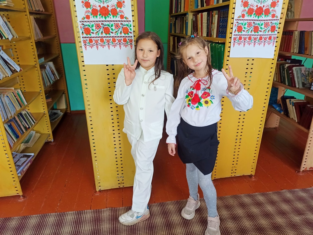 Юні відвідувачки Великочернятинської сільської бібліотеки 