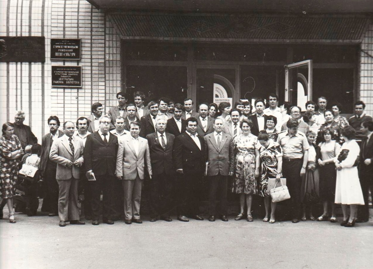 Біля центрального входу в бібліотеку. 1982 р.