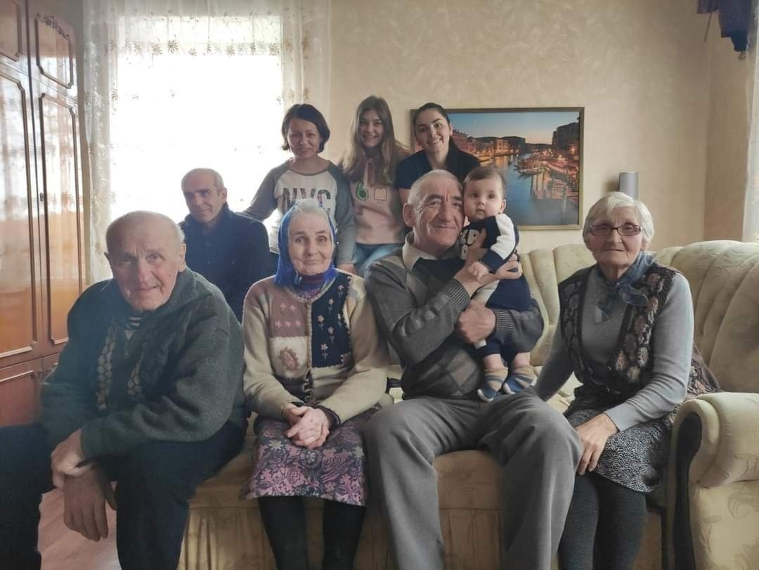 Родина Карини та її чоловіка. Праворуч бабуся і дідусь Микити, вони зараз в окупації, зліва - її бабуся і дідусь(помер 2021 року), а ще тато, мама, сестра.