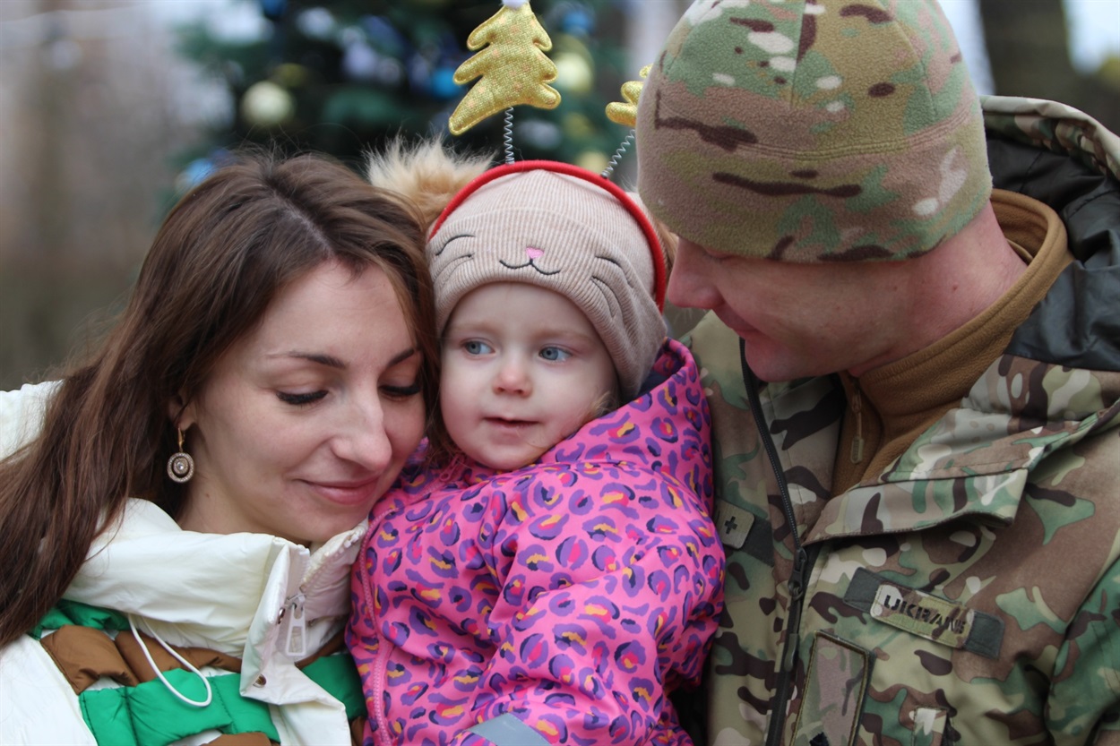 Дмитро тішиться батьківським щастям разом з дружиною Іриною